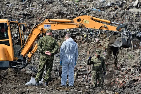 Vukovar, 04.04.2025. - Potpredsjednik Vlade i ministar hrvatskih branitelja Tomo Medved obišao je Petrovačku dolu, kod Vukovara, lokaciju na kojoj se nalazi ranije pronađena masovna grobnica žrtava iz Domovinskog rata i koja se i dalje pretražuje. Ministar Medved ondje je dao izjavu za medije. foto HINA/ Gordan PANIĆ/ gp