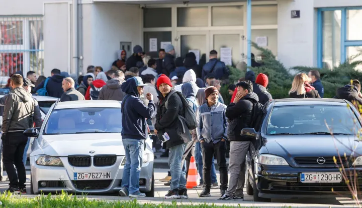 06.04.2023., Zagreb - Strani radnici guzvaju se ispred policijske postaje na Trgu narodne zastite u Remetineckom gaju, gdje je pocetkom ozujka preseljena Sluzba za drzavljanstvo i statusna pitanja stranaca. Photo: Tomislav Miletic/PIXSELL
