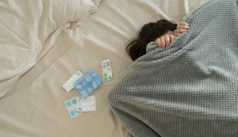 bolovanje bolest lijek lijekovi gripa prehlada ilustracijafreepik