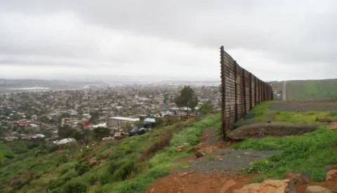 epa05777392 A view of the end of the fence that separates the Mexican (L) and the US territory in Baja California, Mexico, 07 February 2017. Porfirio Hernandez's home, in the Nido de Aguilas (Eagles' Nest) section of Tijuana, is located near a gap in the US-Mexico wall, and it receives frequent visit of immigrants who are in need of water and of help. EPA/ALEJANDRO ZEPEDA