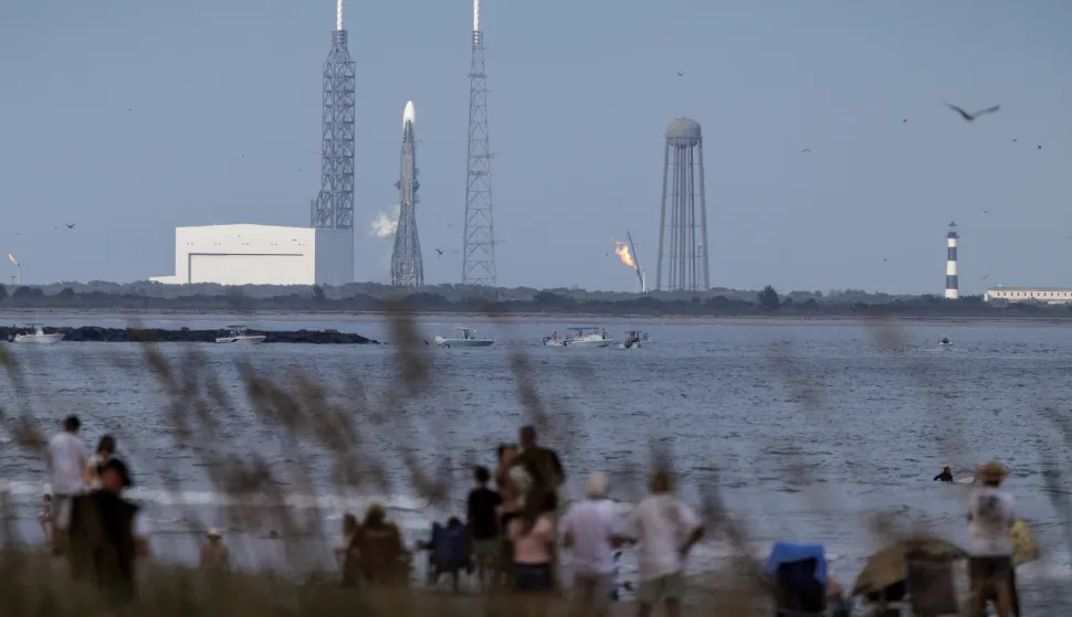 epa12515174 New Glenn?s second mission (NG-2), a Blue Origin New Glenn rocket, is docked after the launch attempt was scrubbed at Space Launch Complex 36 at Cape Canaveral Space Force Station in Florida, USA, 09 November 2025. The twin ESCAPADE spacecraft will study the solar wind's interaction with Mars, providing insight into the planet?s real-time response to space weather and how solar activity drives atmospheric escape. This will be the second launch of Blue Origin?s New Glenn rocket. EPA/CRISTOBAL HERRERA-ULASHKEVICH