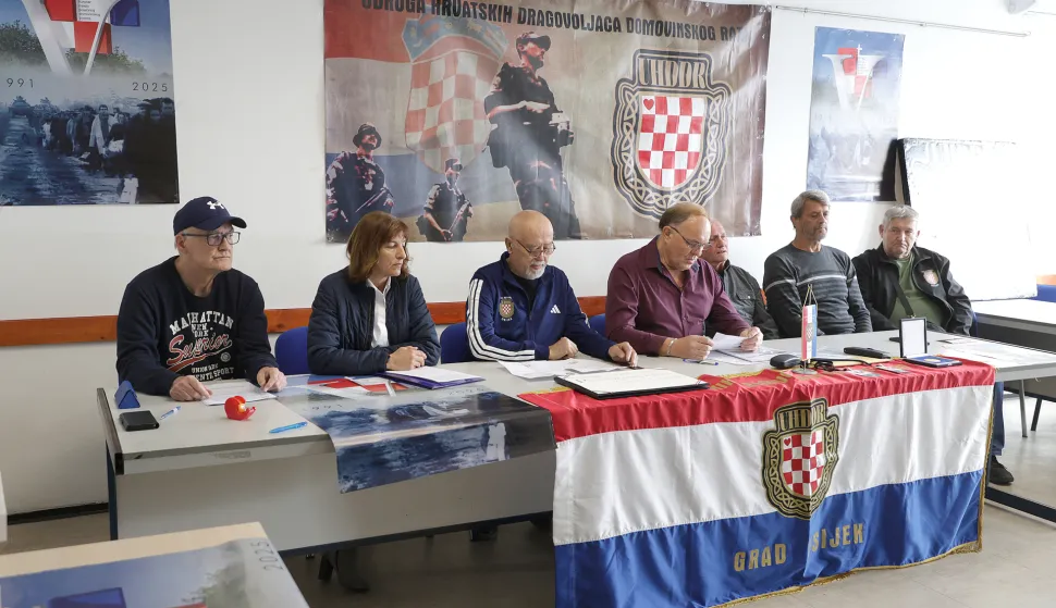 Osijek, 14. 11. 2025., Zeleno polje 5, UHDDR, Mi ne zaboravljamo, Dan sjećanja na Vukovar, press, konferencija za medije, Gabrijela Polson; Zdravko Nalio; Josip TalapkoSNIMIO BRUNO JOBST