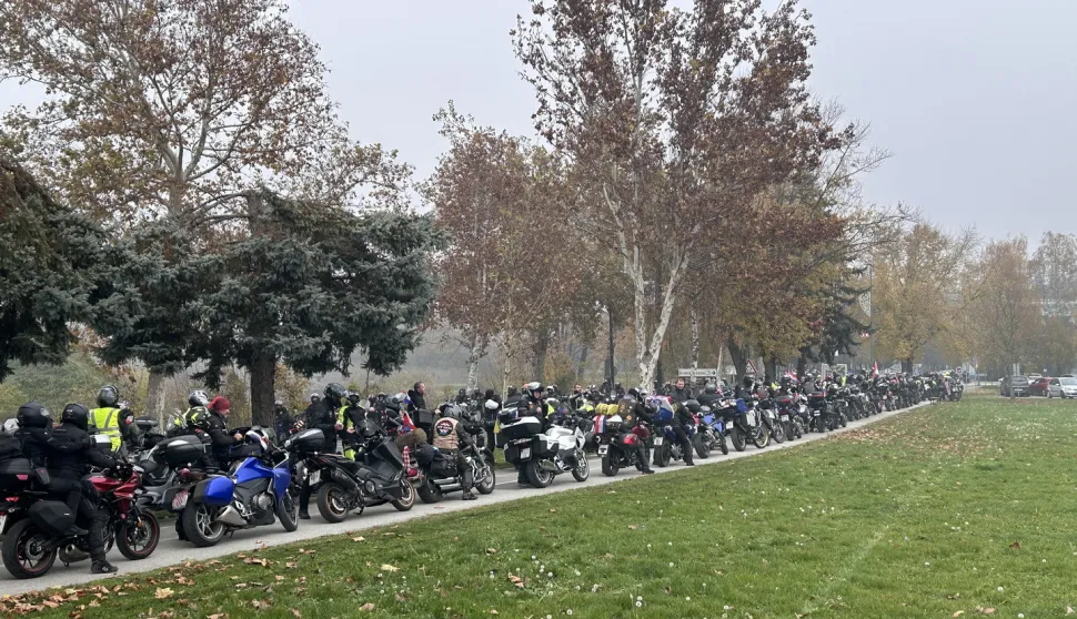 SLAVONSKI BROD - U povodu Dana sjećanja na žrtvu Vukovara i &Scaron;kabrnje i ove se godine održava tradicionalna motociklistička karavana "Zajedno u ratu, zajedno u miru", koja se vozi u pet etapa, od 13. do 18. studenoga, na relaciji Prevlaka &ndash; Vukovar.