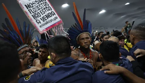 epa12519470 Protesters clash with security forces in an attempt to storm the COP30 headquarters in Belem, Brazil, 11 November 2025. Representatives from some 170 countries are participating in the 30th United Nations Climate Change Conference, COP30, which will run until 21 November. EPA/ANDRE COELHO