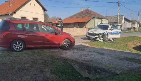 Prometna nesreća u Čemincu, policijski auto naletio na parkirano vozilo