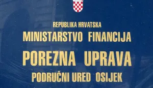 Osijek, 10. 09. 2025., Ulica L. Jagera, RH, Ministarstvo financija, Porezna uprava, Područni ured Osijek, tabla, ilustracijaSNIMIO BRUNO JOBST