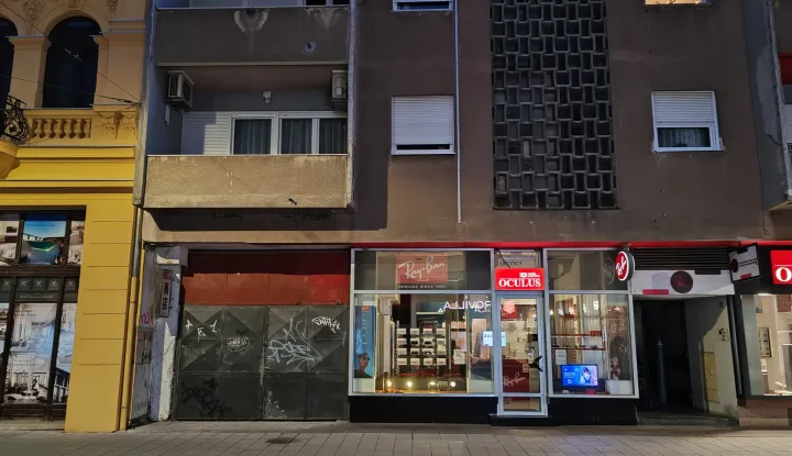 Kuća Reymann - prizemnica srušena nakon rata i umjestio nje sagrađena višestambena zgrada na fotografijiSnimio: Grgur Marko IvankovićOsijek, 15. studenoga 2025.