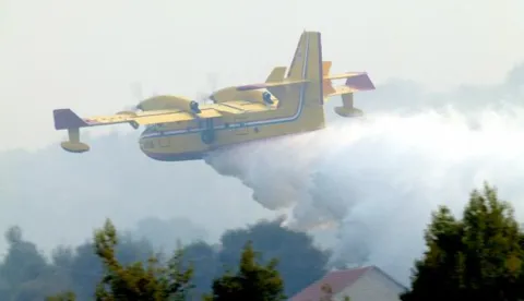 15.07.2011., Milna - Jutro nakon burne noci na brackim pozaristima. Kanader u akciji gasenja sume kod Milne.Photo: Ivo Cagalj/PIXSELL------kolor 1x nvoosti