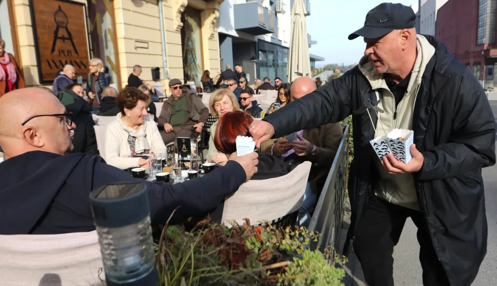 Osijek, 15. 11. 2025, Kod kokičara. Brkati studenti - dolaze doktori i drugi. Dr. Nikola Kraljik.snimio GOJKO MITIĆ