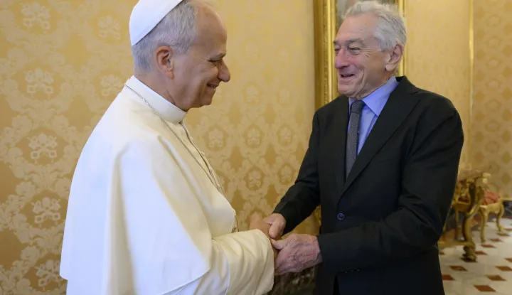 epa12510837 A handout picture provided by the Vatican Media shows Pope Leo XIV (L) receiving in audience US actor Robert De Niro (R) at the Apostolic Palace in Vatican City, 07 November 2025. EPA/VATICAN MEDIA HANDOUT HANDOUT EDITORIAL USE ONLY/NO SALES