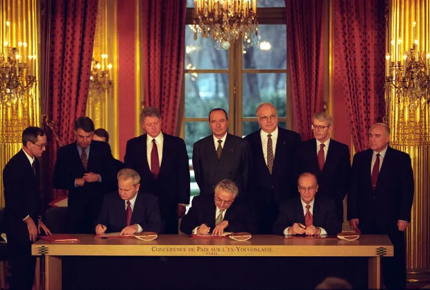 MAGAZIN DAYTONslobodan_Milosevic_Alija_Izetbegovic_and_Franjo_Tudjman_sign_the_Balkan_Peace_Agreement_-_Flickr_-_The_Central_Intelligence_Agency.jpg