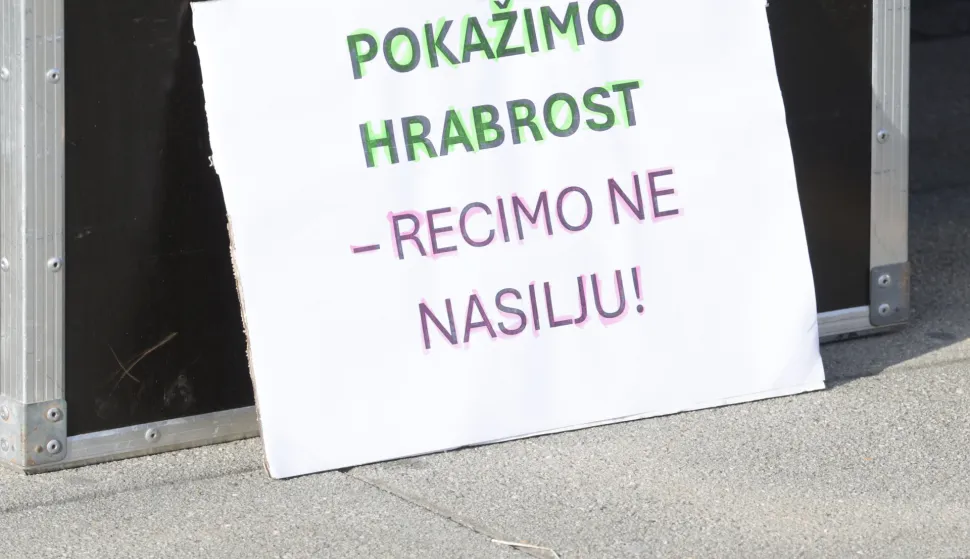 Zagreb, 19.10.2025.- Drugi u nizu prosvjed protiv međuvršnjačkog nasilja koji organizira udruga Roditelji za djecu. Cilj prosvjeda je podizanje svijesti o ozbiljnosti međuvršnjačkog nasilja i potrebi za hitnim djelovanjem u zaštiti djece, mijenjanje zakona i nultoj toleranciji na nasilje.foto HINA/ Admir BULJUBAŠIĆ/ abu