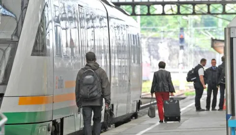 Passengers walk toward a train of German railway operator Deutsche Bahn (DB) at the central railway station of Dresden, Germany, 21 May 2015. The train drivers' union GDL?and the Deutsche Bahn have agreed on an end to the strike. Photo: MATTHIAS?HIEKEL/dpa/DPA/PIXSELL------3 stupcanovosit