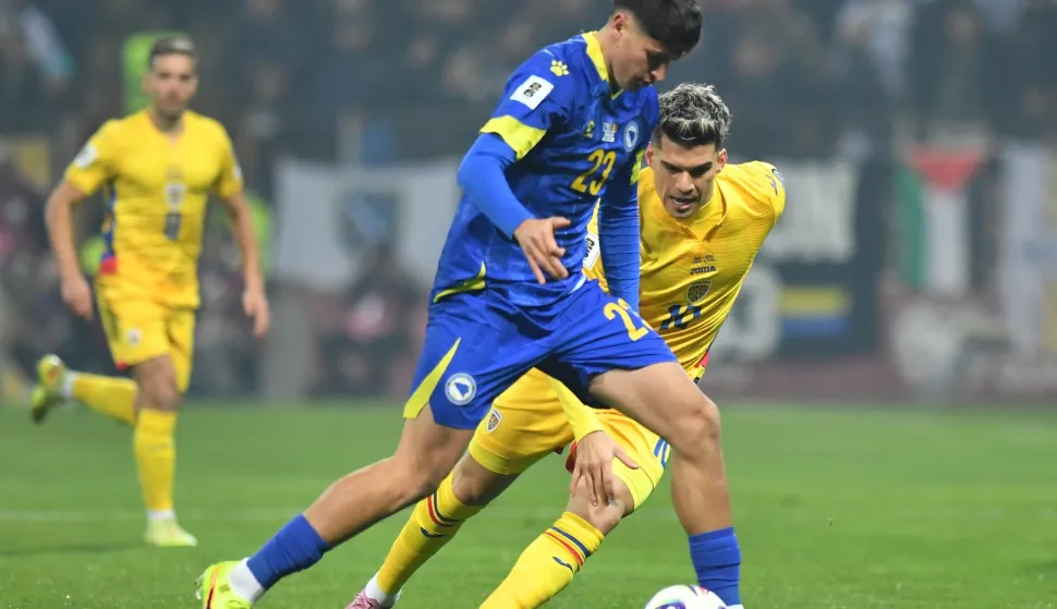 epa12528516 Bosnia and Herzegovina's Arjan Malic (L) in action against Romania's Ianis Hagi (R) during the FIFA World Cup 26 UEFA qualifier between Bosnia and Herzegovina and Romania in Zenica, Bosnia and Herzegovina, 15 November 2025. EPA/NIDAL SALJIC