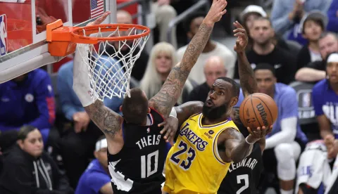 epa11187879 Los Angeles Lakers forward LeBron James (R) shoots the ball against Los Angeles Clippers center Daniel Theis (L) during the second half of the NBA basketball game between the Los Angeles Lakers and the Los Angeles Clippers in Los Angeles, California, USA, 28 February 2024. EPA/ALLISON DINNER SHUTTERSTOCK OUT