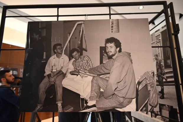 izložba ratne fotografije "Vukovar 91". Izlo?ba predstavlja radove Delmija Alvareza, Davida Pratta, Laurenta Van der Stockta, Stevea Chapman-Bertellija, Philippea Lobjoisa i Jean-Louisa Ravaleta, ?iji su objektivi zabilje?ili stvarnost opkoljenog grada. Glasovi ratni reporteri Davor špišić, Zoran Jaćimović, Bojan Divjak, u vukovarskoj bolnicifoto HINA/ Gordan Pani?/ gp