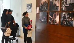 Vukovar, 16.11.2025.- U Hrvatskom domu Vukovar, u sklopu obilje?avanja Dana sje?anja na ?rtvu Vukovara, otvorena je multimedijalna izlo?ba ratne fotografije "Vukovar 91". Izlo?ba predstavlja radove Delmija Alvareza, Davida Pratta, Laurenta Van der Stockta, Stevea Chapman-Bertellija, Philippea Lobjoisa i Jean-Louisa Ravaleta, ?iji su objektivi zabilje?ili stvarnost opkoljenog grada. foto HINA/ Gordan Pani?/ gp