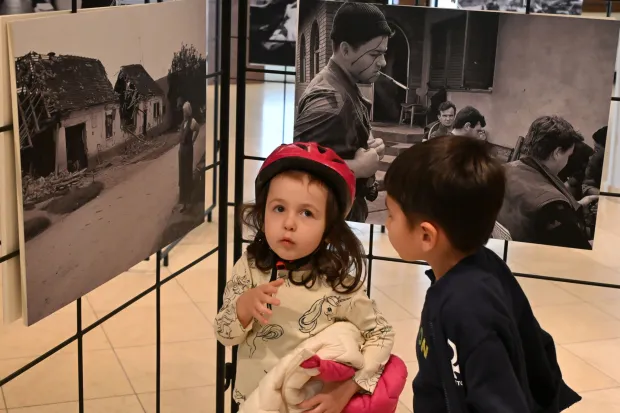 Vukovar, 16.11.2025.- U Hrvatskom domu Vukovar, u sklopu obilje?avanja Dana sje?anja na ?rtvu Vukovara, otvorena je multimedijalna izlo?ba ratne fotografije "Vukovar 91". Izlo?ba predstavlja radove Delmija Alvareza, Davida Pratta, Laurenta Van der Stockta, Stevea Chapman-Bertellija, Philippea Lobjoisa i Jean-Louisa Ravaleta, ?iji su objektivi zabilje?ili stvarnost opkoljenog grada. foto HINA/ Gordan Pani?/ gp
