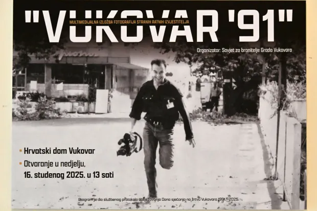 Vukovar, 16.11.2025.- U Hrvatskom domu Vukovar, u sklopu obilje?avanja Dana sje?anja na ?rtvu Vukovara, otvorena je multimedijalna izlo?ba ratne fotografije "Vukovar 91". Izlo?ba predstavlja radove Delmija Alvareza, Davida Pratta, Laurenta Van der Stockta, Stevea Chapman-Bertellija, Philippea Lobjoisa i Jean-Louisa Ravaleta, ?iji su objektivi zabilje?ili stvarnost opkoljenog grada. foto HINA/ Gordan Pani?/ gp