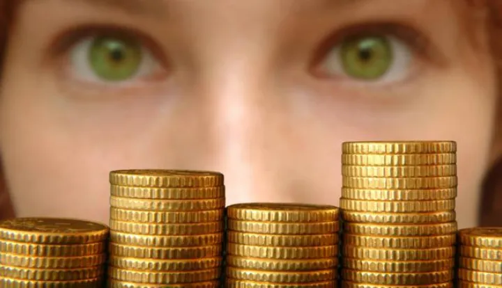 Illustration - The green eyes of a woman are pictured behind piles of 50 cent coins in Berlin, Germany, 25 December 2007. Photo: Berliner Verlag/S.Steinach/DPA/PIXSELL