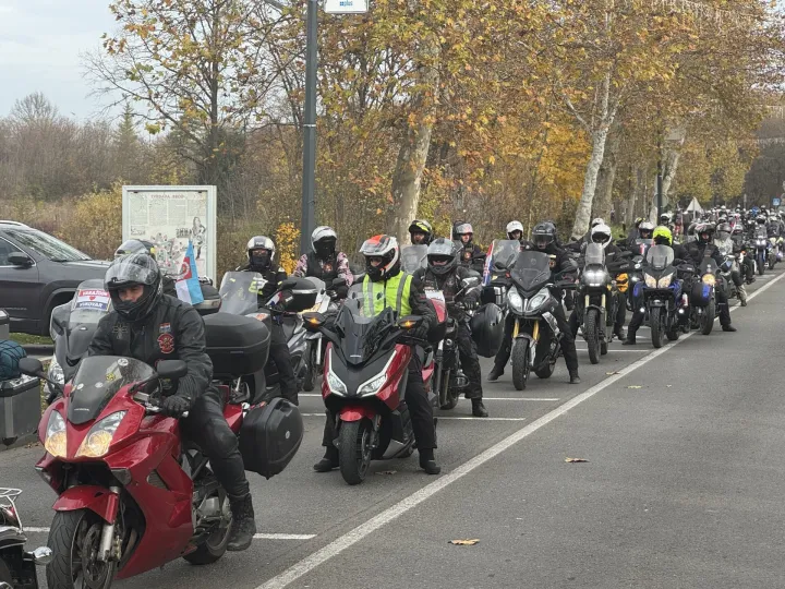 Slavinski Brod, 17.11.2025. - U okviru svoje četvrte etape, više od 800 sudionika memorijalne karavane, u ponedjeljak prijepodne došli su u Slavonski Brod gdje im je pripremljen doček u prostoru Tvrđave Brod. foto HINA/ Irena VUKAS/ tm