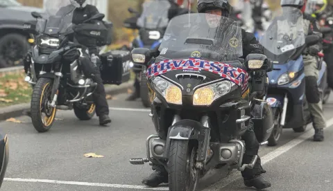 Slavinski Brod, 17.11.2025. - U okviru svoje četvrte etape, više od 800 sudionika memorijalne karavane, u ponedjeljak prijepodne došli su u Slavonski Brod gdje im je pripremljen doček u prostoru Tvrđave Brod. foto HINA/ Irena VUKAS/ tm