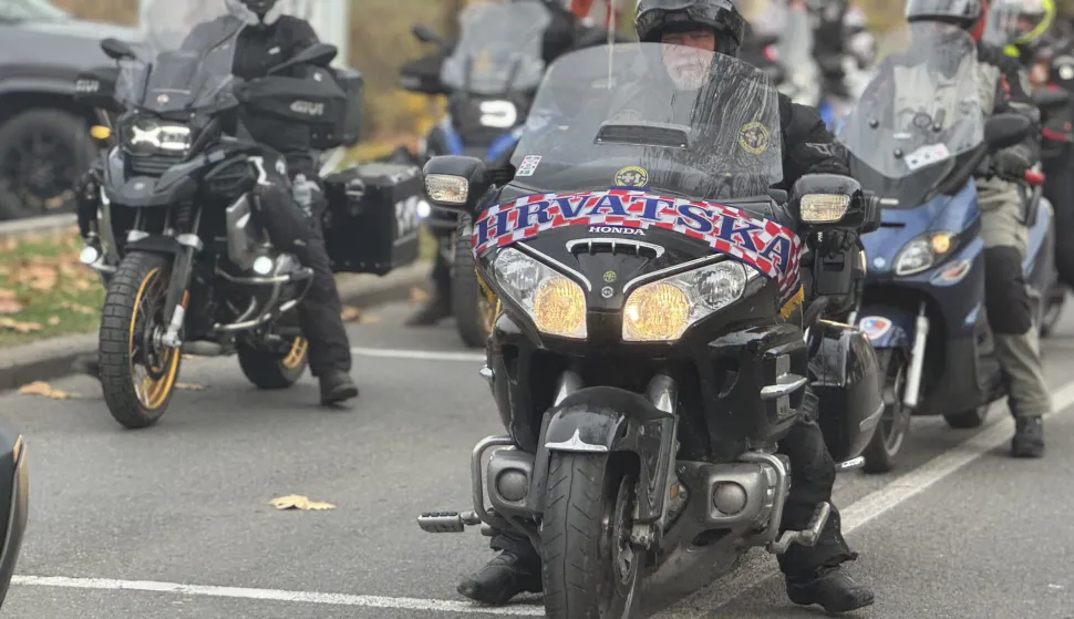 Slavinski Brod, 17.11.2025. - U okviru svoje četvrte etape, više od 800 sudionika memorijalne karavane, u ponedjeljak prijepodne došli su u Slavonski Brod gdje im je pripremljen doček u prostoru Tvrđave Brod. foto HINA/ Irena VUKAS/ tm