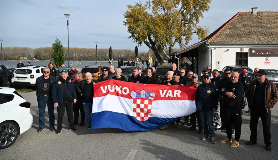 Vukovar, 17.11.2025. - Saborski zastupnik i zamjenik predsjednika Domovinskog pokreta Stipo Mlinarić Ćipe dao izjavu za medije na temu najavljenog bacanja vijenca u Dunav za srpske žrtve Vukovara, kod restorana "Vrške" u Vukovaru. Okupili se i brojni branitelji koji su bili spremni spriječiti najavljeni događaj. foto HINA/Gordan Panić