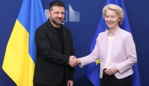 epaselect epa12306362 European Commission President Ursula von der Leyen (R) welcomes Ukrainian President Volodymyr Zelensky prior to a meeting in Brussels, Belgium, 17 August 2025. EPA/OLIVIER HOSLET