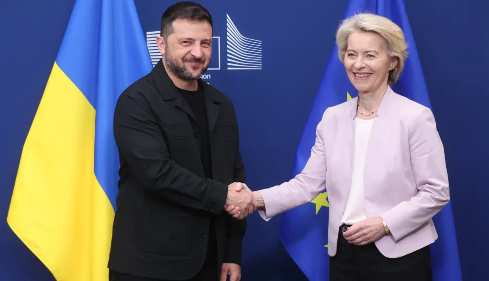 epaselect epa12306362 European Commission President Ursula von der Leyen (R) welcomes Ukrainian President Volodymyr Zelensky prior to a meeting in Brussels, Belgium, 17 August 2025. EPA/OLIVIER HOSLET
