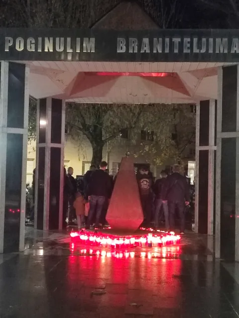 Županjjci pale svijećefoto: Marija Lešić Omerović