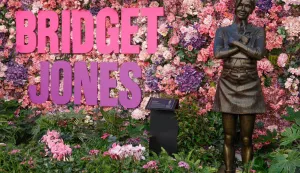 LONDON, 17. studenoga 2025. (Hina/Reuters) - Bridget Jones, otkačena komična filmska junakinja, pridružila se likovima poput Mary Poppins, Harryja Pottera i drugih omiljenih filmskih likova s ​​vlastitim kipom na londonskom Leicester Squareu.