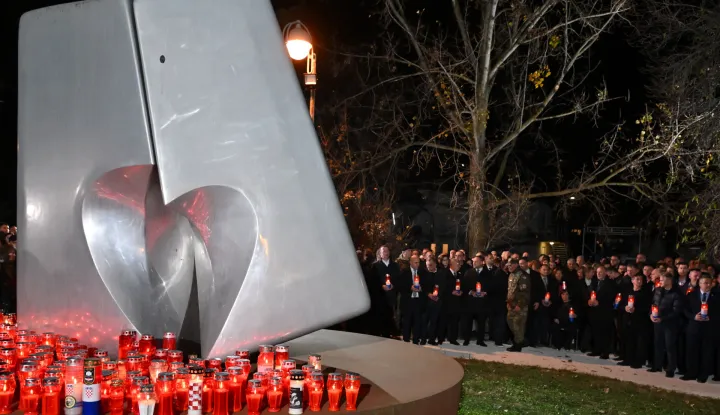 Vukovar, 17.11.2025.- Uo?i 18. studenoga, Dana sje?anja na ?rtvu Vukovara, u dvori?tu Nacionalne memorijalne bolnice "Dr. Juraj Njavro", u molitvi i s upaljenim svije?ama u ponedjeljak nave?er okupilo se mno?tvo gra?ana, odaju?i po?ast ?rtvama velikosrpske agresije na taj grad 1991. godine. foto HINA/ Gordan Pani?/ ua