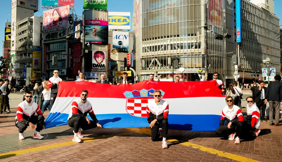 Memorijalna zastava koja se nosi u Koloni sjećanja na žrtve Vukovara i Škabrnje ove je godine dobila posebnu ulogu i simbolično "produžila svoj put" iz Hrvatske u Japan. Zastava je donirana Hrvatskom sportskom savezu gluhih, a hrvatska delegacija ju je razvila na jednom od najpoznatijih gradskih prijelaza na svijetu – Shibuya Crossingu u Tokiju.