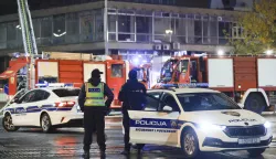 Zagreb, 18.11.2025. - Na vrhu Vjesnikovog nebodera u ponedjeljak kasno navečer izbio je požar koji se proširio na nekoliko katova. U gašenju požara sudjeluje veliki broj vatrogasaca i tehnike. foto HINA/ Lana SLIVAR DOMINIĆ/ lsd