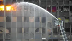 18.11.2025. - Zagreb, Hrvatska - Pozar u Vjesnikovom neboderu. Vatra se siri na nize katove. Svi vatrogasci s podrucja grada su na terenu i pokusavaju vatru staviti pod nadzor. Photo: Josip Mikacic/PIXSELL