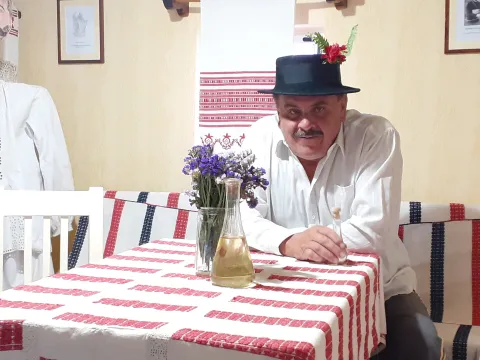 U etnosobi u stogodišnjoj kući i muška nošnja iz 1927.