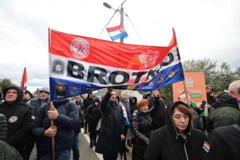 ?kabrnja, 18.11.2025 - Obilje?avanje 34. obljetnice stradanja ?kabrnje po?elo je komemorativnim programom, nakon kojega je krenula Kolona sje?anja. fot HINA/ Zvonko KUCELIN/ ik