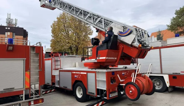 VINKOVCIJavna vatrogasna postrojba Vinkovci dobila je vrijednu donaciju od grada prijatelja, austrijskog Kufsteina. Vinkovački profesionalni vatrogasci od sada imaju na raspolaganju vatrogasno vozilo s ljestvama koje dosežu čak 37 metara.studeni 2025.
