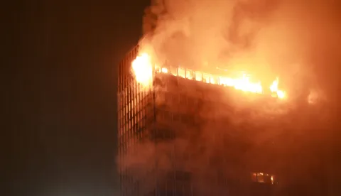 Zagreb, 18.11.2025.- Na vrhu Vjesnikovog nebodera u ponedjeljak kasno nave?er izbio je po?ar koji se pro?irio na nekoliko katova. U ga?enju po?ara sudjeluje desetak vatrogasnih vozila. foto HINA/ Lana SLIVAR DOMINI?/ ua