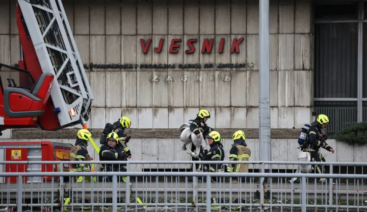 Zagreb, 18.11.2025 - Vjesnikov neboder na Slavonskoj aveniji, u kojemu je požar izbio u ponedjeljak malo prije ponoći, gori i u utorak ujutro, padaju dijelovi pročelja, a s požarom se cijelu noć bore zagrebački vatrogasci, procjenjuje se da će njegovo gašenje potrajati cijeli dan.foto HINA/ Dario GRZELJ/ ik