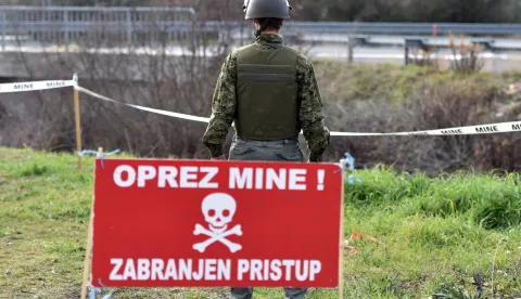 30.01.2018., Skradin - Zbog razminiranja u blizini izlaza s autoceste A-1 zatvoren je za promet izlaz - cvor Skradin. Promet se odvija obilazno. Photo: Hrvoje Jelavic/PIXSELL