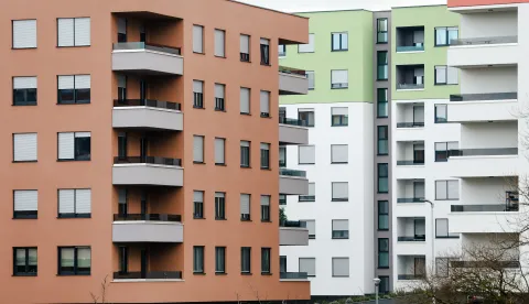 11.01.2023., Zagreb - Borovje. Pogled na arhitekturu koja okruzuje naselje Borovje. Detalji mosta Mladosti koji nam daju do znanja da je tu u blitini i rijeka Sava. Novogradnja u odnosu na jos pokoju staru gradjevinu te odnos linija arhitekture sa obliznjom toplanom ciji dimnjak u nekim kadrovima kao da izvire iz krovova obliznjih zgrada. Photo: Sanjin Strukic/PIXSELL