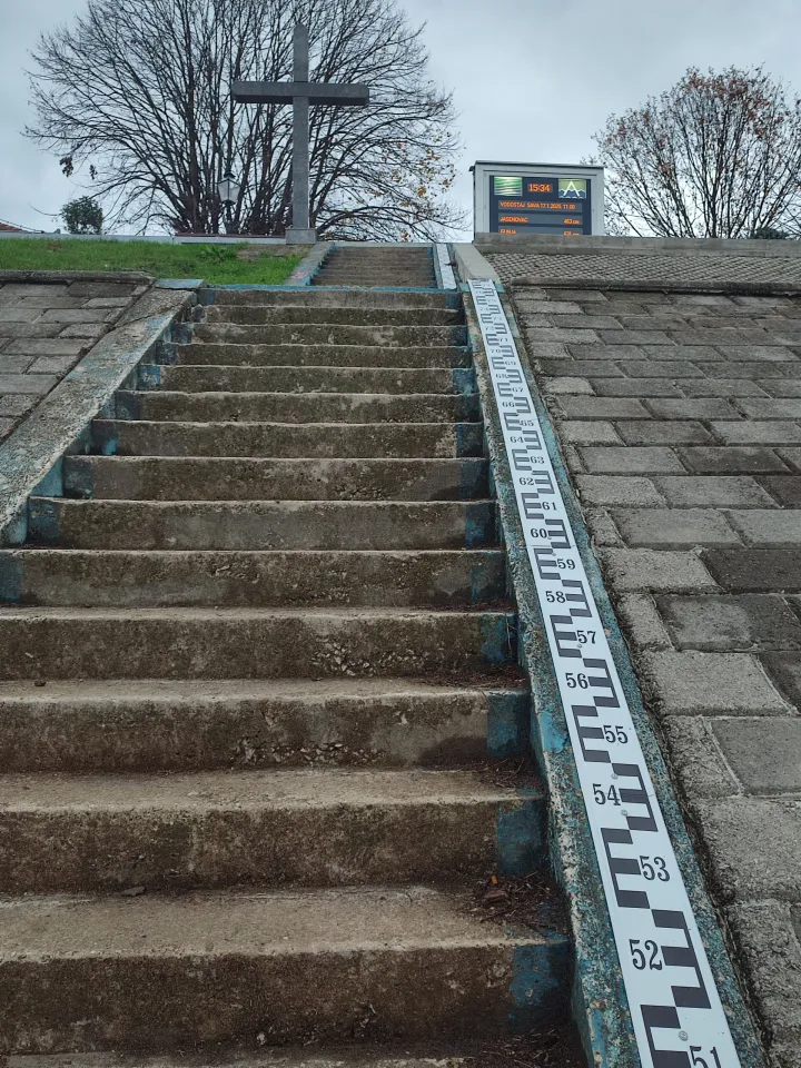 Stepenice niz nasip u Županjifoto: Marija Lešić Omerović