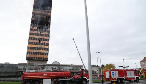 Zagreb, 18.11.2025 - Vjesnikov neboder na Slavonskoj aveniji, u kojemu je po?ar izbio u ponedjeljak malo prije pono?i, gori i u utorak ujutro, padaju dijelovi pro?elja, a s po?arom se cijelu no? bore zagreba?ki vatrogasci, procjenjuje se da ?e njegovo ga?enje potrajati cijeli dan.foto HINA/ Dario GRZELJ/ ik