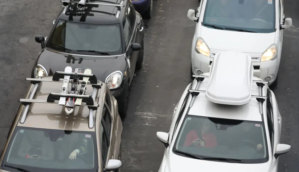 Bregana, 05.01.2019. - Guve zbog odlaska građana na skijanje kod graničnog prijelaza Bregana. foto HINA/ Lana SLIVAR DOMINIĆ/ lsd