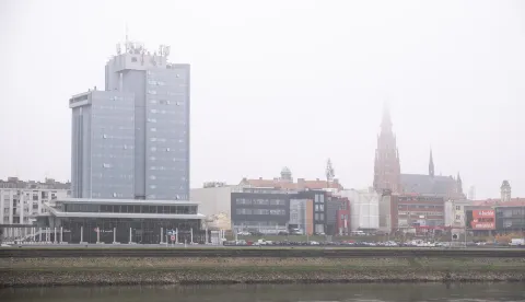 Osijek, 13. 11. 2025., slobodnjaciilustracija; Osijek; promenada; Hotel Osijek, katedrala; magla; jesen; zima; Drava; pusta promenada; vrijeme; hladnoća; ugostiteljski objekti