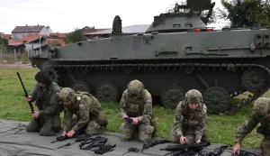 U povodu Dana oklopništva u vojarni "7. gardijske brigade Puma" u četvrtak, 2. listopada 2025., na vojnom vježbalištu "Macinka" i na strelištu "Velike Preloge" održano je tradicionalno natjecanje oklopno-mehaniziranih desetina pripadnika 2. oklopno-mehanizirane bojne "Pume" Gardijske oklopno-mehanizirane brigade.Natjecanje je osmišljeno i organizirano radi razvijanja natjecateljskog duha i zajedništva postrojbi 2. oklopno-mehanizirane bojne "Pume".ilustracija hrvatska vojska