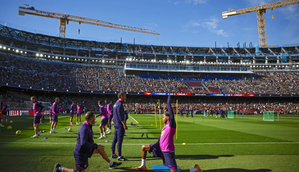 epa12510155 FC Barcelona players attend a public training session of the team at the remodeled Camp Nou stadium in Barcelona, Spain, 07 November 2025. Some 23,000 people bought tickets to the open training session of FC Barcelona, the first time opening the stadium since modernization works began in 2023. EPA/Alberto Estevez