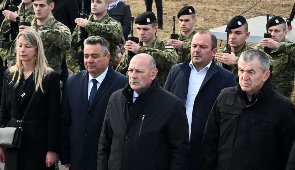 Vukovar, Borovo naselje, 19.11.2025. - Prigodni program i polaganje vijenaca ispred ostataka Borovo Commerce, nekadašnje ratne bolnice i skloništa, po završetku programa Križni put - kolona sjećanja. foto HINA/ Gordan Panić/ tm